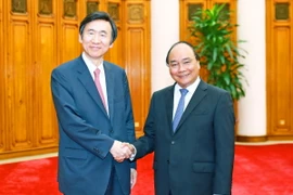 Thủ tướng Nguyễn Xuân Phúc tiếp Bộ trưởng Ngoại giao Hàn Quốc Yun Byung Se đang thăm chính thức Việt Nam. (Ảnh: Thống Nhất/TTXVN)