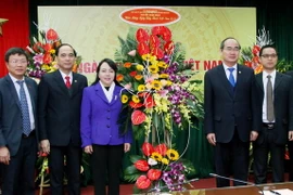 Ông Nguyễn Thiện Nhân, Ủy viên Bộ Chính trị, Chủ tịch Ủy ban Trung ương Mặt trận Tổ quốc Việt Nam thăm một bệnh viện ở Thành phố Hồ Chí Minh nhân dịp Ngày Thầy thuốc Việt Nam. (Ảnh: Thế Anh/TTXVN)