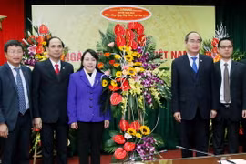 Ông Nguyễn Thiện Nhân, Ủy viên Bộ Chính trị, Chủ tịch Ủy ban Trung ương Mặt trận Tổ quốc Việt Nam thăm một bệnh viện ở Thành phố Hồ Chí Minh nhân dịp Ngày Thầy thuốc Việt Nam. (Ảnh: Thế Anh/TTXVN)