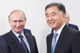 Phó Thủ tướng Trung Quốc Uông Dương gặp Tổng thống Nga Putin bên lề Diễn đàn Kinh tế Phương Đông lần thứ ba ở Vladivostok, Nga. (Nguồn: en.people.cn)