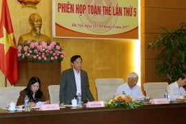 Chủ nhiệm Ủy ban Pháp luật của Quốc hội Nguyễn Khắc Định phát biểu tại phiên họp thứ 5 của ủy ban. (Ảnh: Nguyễn Dân/TTXVN)