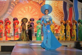 Trình diễn áo dài trong khuôn khổ Lễ hội Áo dài Thành phố Hồ Chí Minh lần 3 năm 2016, (Ảnh: Phương Vy/TTXVN)