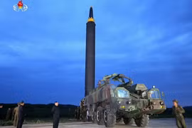 Nhà lãnh đạo Triều Tiên Kim Jong-un (giữa) thị sát công tác chuẩn bị cho việc phóng thử tên lửa tầm trung Hwasong-12 ở sân bay Sunan ở Bình Nhưỡng ngày 29/8. (Nguồn: YONHAP/TTXVN)