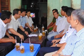 Đoàn công tác Ủy ban An toàn giao thông Quốc gia đến thăm, hỗ trợ gia đình nạn nhân trong vụ chìm tàu tại cửa biển Gành Hào, huyện Đông Hải. (Ảnh: Huỳnh Sử/TTXVN)