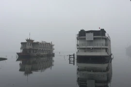 Một số phương tiện thủy nội địa đã bị bỏ không, nhưng vẫn neo đậu ở khu vực này từ khá lâu. (Ảnh: Nguyễn Thắng/TTXVN)