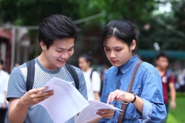 Thí sinh trao đổi bài sau khi kết thúc môn thi cuối của kỳ thi tại cụm thi Trường Đại học Thủy Lợi trong kỳ thi THPT quốc gia 2016. (Ảnh: Quý Trung/TTXVN)