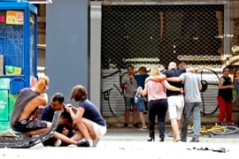 Hỗ trợ người bị thương tại hiện trường vụ tấn công ở Las Ramblas ngày 17/8. (Nguồn: EPA/TTXVN)