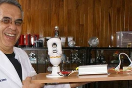 Nhà khoa học Mexico Arturo Solis Herrera và loại pin vĩnh cử mà ông chế tạo. (Nguồn: facebook./pages/Arturo-Solis-Herrera)