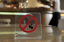 Biển báo cấm hút thuốc tại một nhà hàng-càphê ở Athens. (Nguồn: AFP/TTXVN)