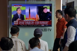 Người dân theo dõi bản tin về vụ thử hạt nhân của Triều Tiên trên màn hình tivi tại một nhà ga ở Seoul, Hàn Quốc ngày 3/9. (Nguồn: AFP/TTXVN)