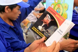 Tài liệu tuyên truyền "Đã uống rượu bia thì không lái xe, không điều khiển ôtô, xe máy." Ảnh minh họa. (Ảnh: Thế Duyệt/TTXVN)