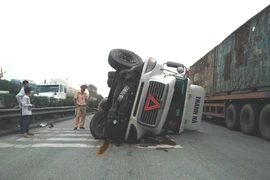 Hiện trường vụ tai nạn qua ga Phạm Xá (xã Tuấn Hưng, huyện Kim Thành) xảy ra lúc 5 giờ 30, khi một xe container đang lưu thông theo hướng Hải Phòng-Hà Nội lao vào dải phân cách. (Ảnh: TTXVN phát)