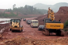 Thi công đường giao thông ở Vân Đồn. (Ảnh: Văn Đức/TTXVN)