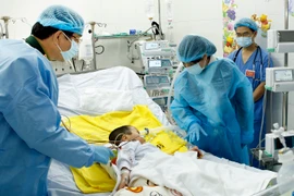 Bộ trưởng Y tế thăm bệnh nhân ghép phổi từ người cho sống đầu tiên