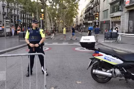 Cảnh sát Tây Ban Nha gác tại Rambla, Barcelona sau vụ tấn công khủng bố ngày 18/8. (Nguồn: AFP/TTXVN)