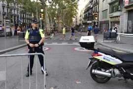 Cảnh sát Tây Ban Nha gác tại Rambla, Barcelona sau vụ tấn công khủng bố ngày 18/8. (Nguồn: AFP/TTXVN)
