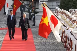 Thủ tướng Nhật Bản Shinzo Abe và Tổng Bí thư Nguyễn Phú Trọng duyệt đội danh dự trong chuyến thăm Nhật Bản của Tổng Bí thư hồi tháng 9/2015. (Ảnh: Trí Dũng/TTXVN)