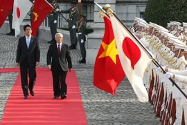 Thủ tướng Nhật Bản Shinzo Abe và Tổng Bí thư Nguyễn Phú Trọng duyệt đội danh dự trong chuyến thăm Nhật Bản của Tổng Bí thư hồi tháng 9/2015. (Ảnh: Trí Dũng/TTXVN)