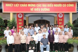 Tổng Bí thư Nguyễn Phú Trọng chụp ảnh chung tại Trung tâm Nuôi dưỡng và Điều dưỡng Người có công số 2 Hà Nội. (Ảnh: Trí Dũng/TTXVN)