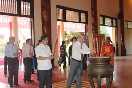 Lãnh đạo tỉnh Đồng Nai dâng hương tưởng niệm ngày mất Chủ tịch Hồ Chí Minh. (Ảnh: Lê Xuân/TTXVN)