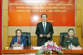 Chủ tịch nước Trần Đại Quang chúc Tết cán bộ, chiến sĩ Tổng Cục 5. (Ảnh: Nhan Sáng/TTXVN)