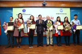 Các tác giả đoạt giải B ở các loại hình báo chí. (Ảnh: TTXVN/Vietnam+)