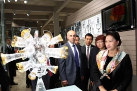 Chủ tịch Quốc hội Nguyễn Thị Kim Ngân thăm quan các gian trưng bày sản phẩm của Công ty pha lê Moser. (Ảnh: Trọng Đức/TTXVN)