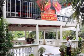 Ông Sơn bên ngôi nhà thờ Bác của gia đình. (Ảnh: Lê Sen/TTXVN)