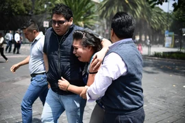 Lực lượng cứu hộ chuyển người bị thương sau động đất ở Mexico City rạng sáng 20/9 (giờ Việt Nam). (Nguồn: AFP/ TTXVN)