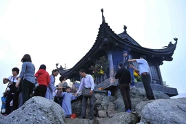 Du khách thập phương tại chùa Đồng. (Ảnh: Minh Đức/TTXVN)