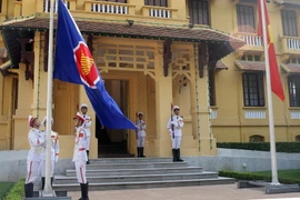 Lễ Thượng cờ ASEAN nhân dịp kỷ niệm 21 năm ngày Việt Nam gia nhập ASEAN. (Ảnh: Nguyễn Khang/TTXVN)