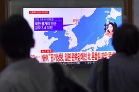 Hình ảnh biểu đồ về tâm chấn động đất ở Triều Tiên được phát trên đài truyền hình ở nhà ga Seoul, Hàn Quốc ngày 23/9. (Nguồn: AFP/TTXVN)