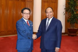 Thủ tướng Nguyễn Xuân Phúc tiếp Bộ trưởng Kinh tế, Thương mại và Công nghiệp Nhật Bản Seko Hiroshige. (Ảnh: Thống Nhất/TTXVN)