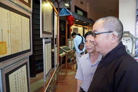 Khách tham quan triển lãm. (Ảnh: Nguyễn Sơn/TTXVN)