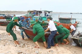 Các lực lượng phối hợp di chuyển tàu, thuyền vào nơi an toàn, tránh trú bão số 10 tại âu cảng Bạch Long Vĩ. (Ảnh: Minh Huệ/TTXVN)