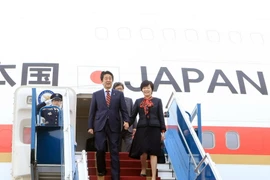 Thủ tướng Nhật Bản Shinzo Abe và Phu nhân hôm đến sân bay Quốc tế Nội Bài bắt đầu chuyến thăm chính thức Việt Nam. (Ảnh: Phạm Kiên/TTXVN)