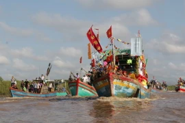 Đoàn rước “Nghinh Ông."(Ảnh: Như Bình/TTXVN)