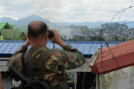 Binh sỹ Philippines làm nhiệm vụ trong cuộc chiến chống khủng bố tại Marawi ngày 26/6. (Nguồn: AFP/TTXVN)