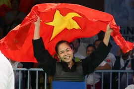 Nữ võ sỹ Phạm Thị Tươi ăn mừng sau khi giành được tấm huy chương vàng. (Ảnh: Quốc Khánh/TTXVN)