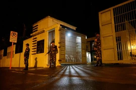 Binh sỹ Philippines đứng gác ở một trụ sở chính phủ ở thành phố Davao, phía nam đảo Mindanao. (Nguồn: EPA)