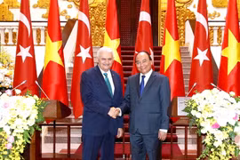 Thủ tướng Nguyễn Xuân Phúc và Thủ tướng Thổ Nhĩ Kỳ Binali Yildirim chủ trì buổi họp báo sáng 23/8. (Ảnh: Thống Nhất/TTXVN)