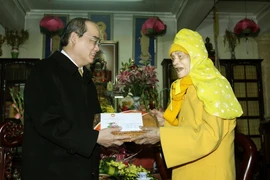 Ông Nguyễn Thiện Nhân, Ủy viên Bộ Chính trị, Chủ tịch Ủy ban Trung ương Mặt trận Tổ quốc Việt Nam đến chúc mừng Đại lão Hoà thượng Thích Phổ Tuệ, dịp Tết Bính Thân 2016. (Ảnh: Nguyễn Dân/TTXVN)