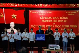 Quang cảnh buổi trao học bổng. (Ảnh: PV/Vietnam+)
