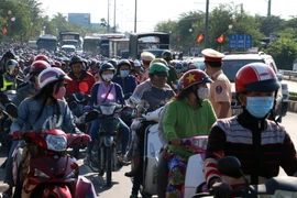 Va chạm giao thông gây ùn tắc giao thông gần chân cầu Hàm Luông, thành phố Bến Tre, sáng 30/4. (Ảnh : Trần Thị Thu Hiền/TTXVN)