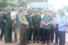 Phó Thủ tướng Chính phủ Trịnh Đình Dũng và đoàn công tác của Chính phủ đã đi kiểm tra thực tế tình hình ứng phó với cơn bão số 10 tại tỉnh Hà Tĩnh. (Nguồn: TTXVN phát)
