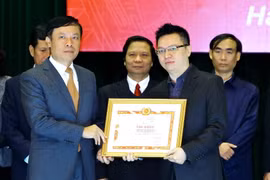 Phó Trưởng Ban Tuyên giáo Trung ương Phạm Văn Linh trao Bằng khen cho báo điện tử VietnamPlus (TTXVN) vì đã có thành tích xuất sắc trong công tác thông tin đối ngoại năm 2016. (Ảnh: An Đăng/TTXVN)