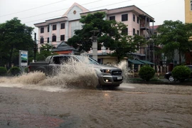 Tuyến đường Võ Nguyên Giáp ngập nặng khiến các phương tiện tham gia giao thông khó khăn. (Ảnh: Phan Tuấn Anh/TTXVN)