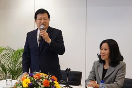 Phó Thủ tướng Trịnh Đình Dũng đến thăm và nói chuyện với cán bộ, nhân viên Đại sứ quán Việt Nam tại Hà Lan và đại diện cộng đồng người Việt. (Ảnh: Phạm Văn Thắng/TTXVN) 