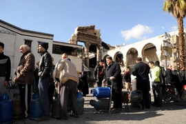 Người dân Syria xếp hàng chờ mua gas trong không khí yên bình ở Damascus ngày 30/12. (Nguồn: EPA/TTXVN)