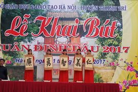 Năm chữ "Nhân, Nghĩa, Trí, Dũng, Tín" được trình diễn lại bằng chữ Hán. (Ảnh: Khánh Vy/TTXVN)
